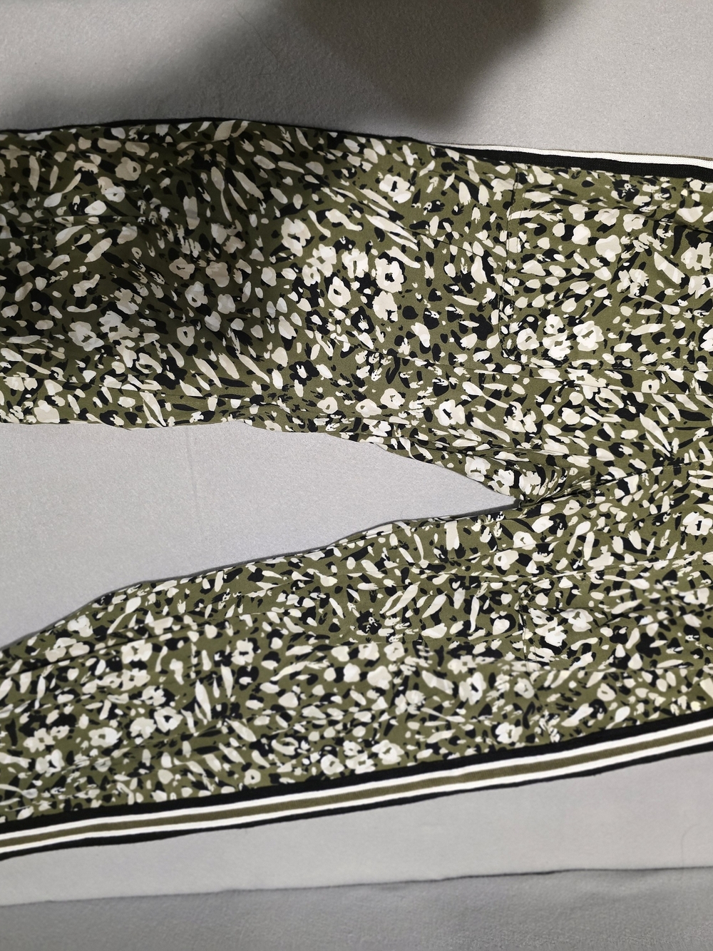 Women's Liverpool Los Angeles Olive Green Leopard Jogger Pants